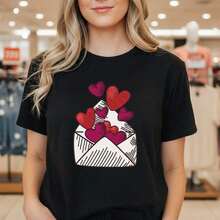 GiftWomen Valentine's Day Heart And Envelope Print Cotton T-Shirt, Casual Short Sleeve Crew Neck T-Shirt, Available Sizes, Love Letter Print T-Shirt For Holiday, Daily Wear, Soft And Comfortable Cotton Blouse, Perfect Gift For Her. - 黑色 - 查看 7