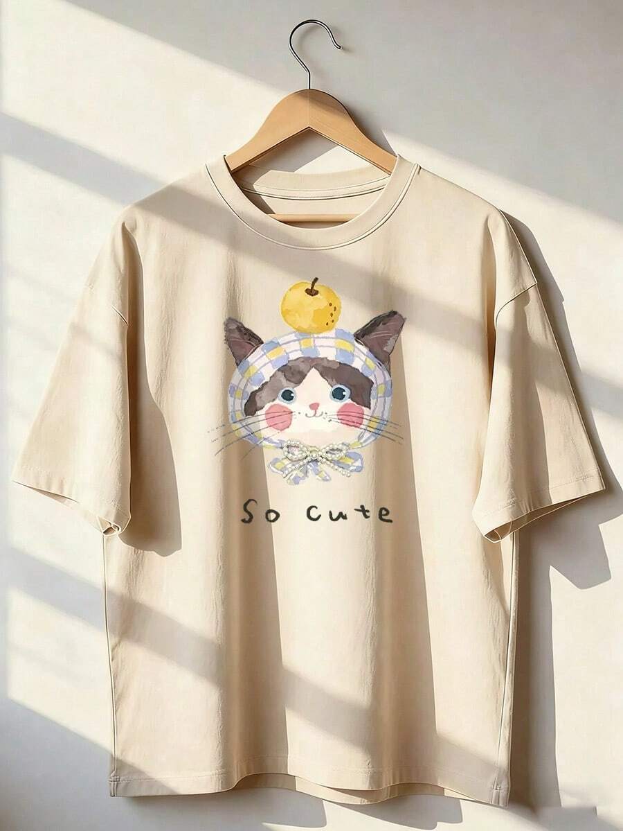 T-Shirt With Cat, Handkerchief, And Fruit, "So Cute" Text, Fashionable Short-Sleeved T-Shirt For Spring And Summer 2026, Made In Mexico, 180 Grams. Cartoon Print, Couple Design, Suitable For Indoor Or Outdoor Wear. Crew Neck, Unisex, Ideal For Office And Leisure. One-Pack. - APR-P631577SLNDXZGY599 - 查看 1