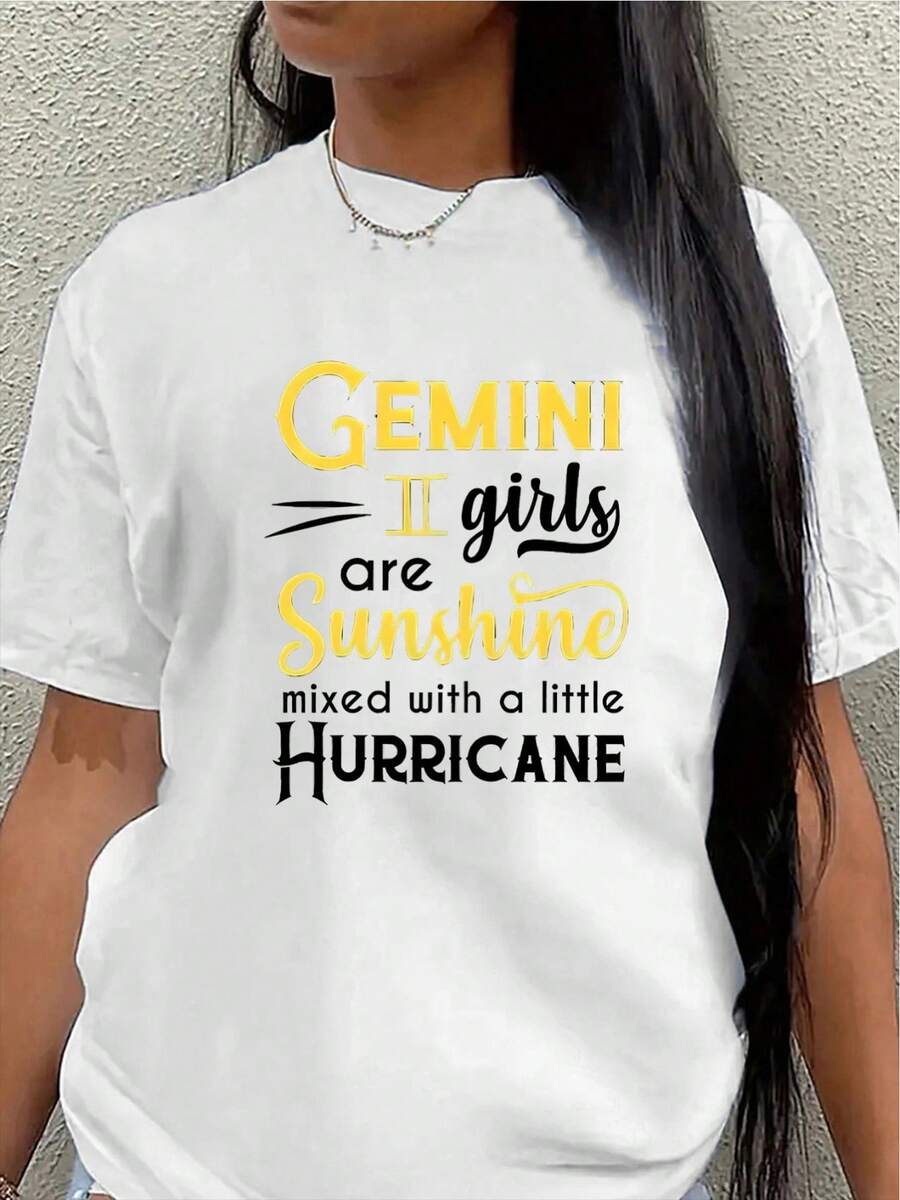 Camiseta estética de manga corta para mujer, diseñada con un motivo de sol y huracán de los Geminianos, es perfecta para el hogar, el trabajo o salidas informales. Es ligera y duradera, lo que la convierte en un excelente regalo para los entusiastas de la astrología. Camiseta gráfica para uso diario. - Blanco - Ver 1