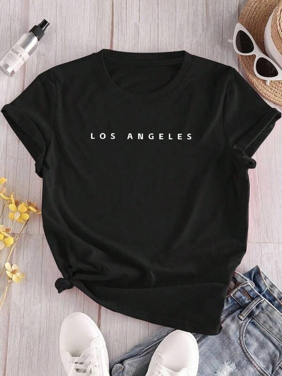Camiseta de moda Y2K negra con diseño minimalista de Los Ángeles ideal para el estilo urbano mexicano, cómoda y única, perfecta para cualquier ocasión, dale un toque especial a tu guardarropa con esta pieza exclusiva. Cómoda y versátil para escuela, trabajo, salidas y eventos casuales - Negro - Ver 1
