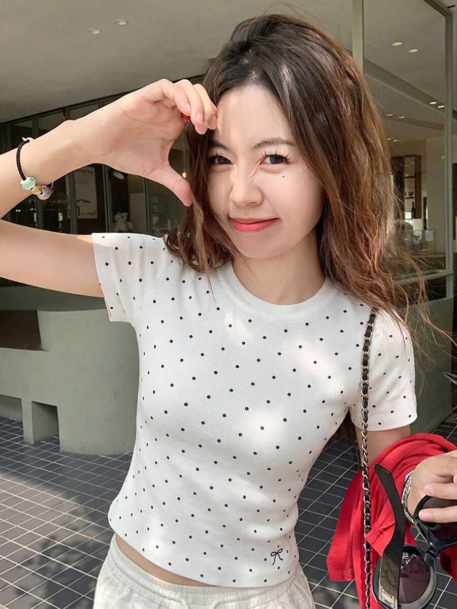 2026夏季新款白色波點紋理圓領短袖針織上衣,純甜美女孩風修身短版上衣,優雅休閒百搭通勤約會,Y2K復古蝴蝶結裝飾顯瘦海灘氛圍時尚針織衫 - 乳白色 - 查看 1