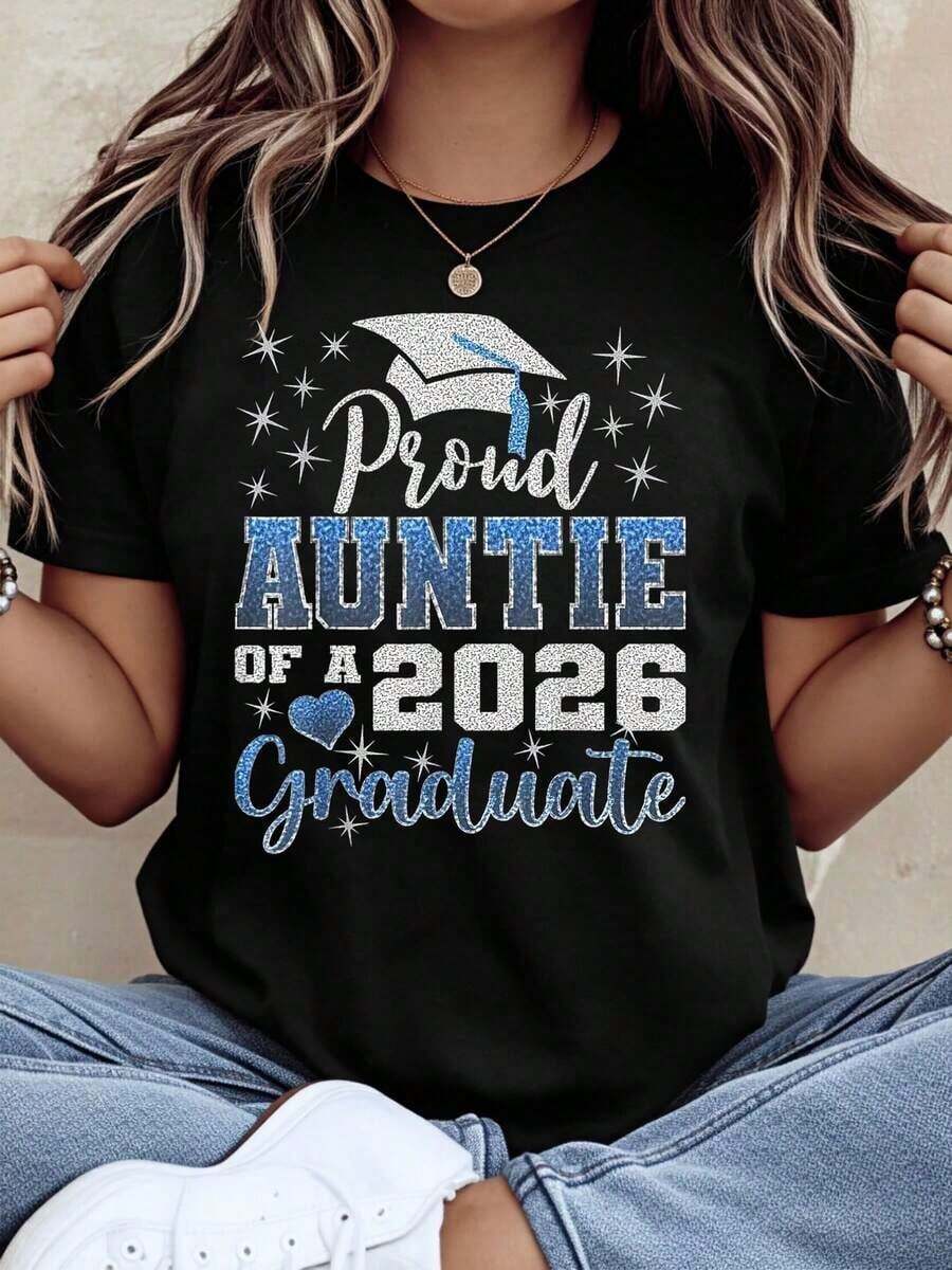Camiseta de Graduación para Mujer con Diseño Brillante de Gorro de Graduación, Regalo de Celebración para Familiares, Ropa para Fiesta de Graduación, Patrón "Tía Orgullosa y Suave de un Graduado de 2026". - Negro - Ver 1