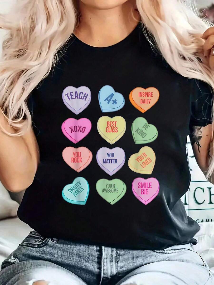 1 Funny Women's Teacher Design T-Shirt For Valentine's Day - Featuring A Colorful Heart-Shaped Candy Slogan And A Fun Text Design, This Short-Sleeved, Soft, Crew-Neck, Casual T-Shirt Is Suitable For Spring And Summer Vacation Wear And Makes A Great Gift For Teachers. It's Easy To Care For And Made Of 180g 100% Cotton. - 黑色 - 查看 1