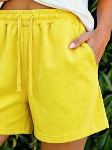 Conjunto de blusa y pantalones cortos para mujer, artesanía de estampado térmico de alta definición, patrón de cerezas rosas y número ocho con fondo de leopardo, combinación de rosa y negro estilo juvenil - Camiseta blanca + pantalón corto amarillo - Ver 3