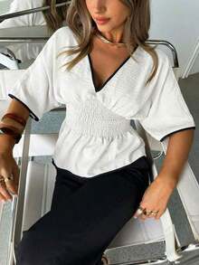 Blusa casual de mujer con cuello en V profundo, ribete de contraste, cintura fruncida, manga corta, adecuada para vacaciones y playa - Blanco - Ver 7