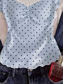 Camiseta de mujer de manga corta con cuello en V y lunares blancos de encaje, top corto con cintura fruncida y volantes en el bajo, estilo dulce y picante - Azul y blanco - Ver 4