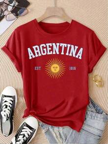 One Piece Of Stylish Women's Short-Sleeved T-Shirt, 100% Cotton, Printed With The Words "ARGENTINA EST 1816" And A Sun Design. Comfortable, Soft, And Breathable. Fashionable, Easy-To-Wear, Vintage, Cool, And Casual Tops, Suitable For Everyday Wear In Spring, Summer, And Autumn. Unisex Vintage Urban Style T-Shirt, Cotton, Short Sleeve, Round Neck, Breathable, Soft, And Versatile - 紅色 - 查看 1