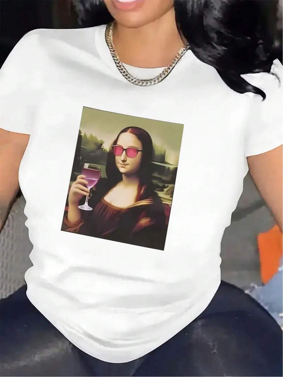 Camiseta de manga corta con diseño de Mona Lisa sosteniendo un vaso de vino| Tejido, cuello redondo, elasticidad media, ligera y duradera, ropa casual para el hogar o el restaurante, perfecta para la comodidad diaria, camiseta gráfica divertida y elegante para adultos - Blanco - Ver 1