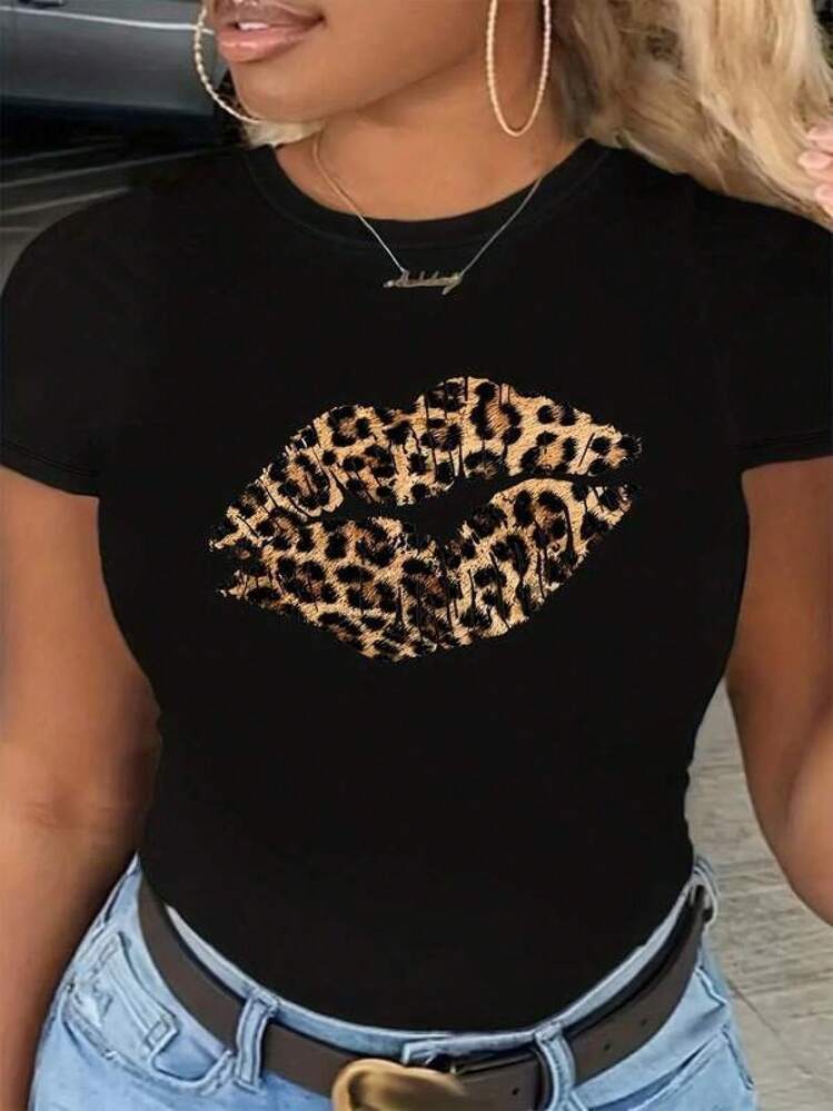 New 2026 Women's T-Shirts: A Unique And Modern T-Shirt With A Sensual And Bold Leopard Lip Print, Ideal For Those Looking To Stand Out At Casual Events Or Nights Out. Available In Size M And Black, Perfect For Pairing With Any Outfit. A Must-Have In The Wardrobe Of Every Woman Who Follows Current  And Wants To Express Her Style With Confidence. - 黑色 - 查看 1