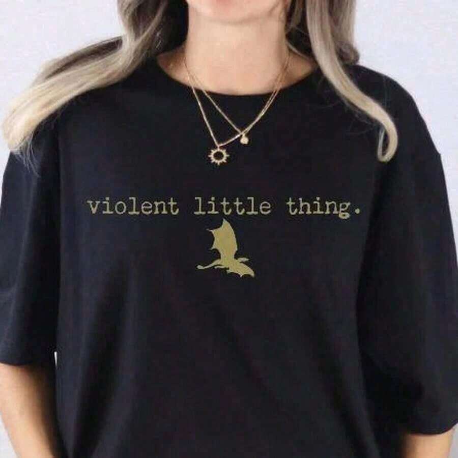 Cute Premium Unisex Casual T-Shirts - Officially Licensed Fourth Wing Merch, Featuring Fourth Wing, Iron Flame, Violet Sorrengail, Sy Reader, Bookish, And Rebecca Yarros. Experience Unmatched Comfort And Durability With Our 220gsm 100% Cotton T-Shirt. Designed For Those Who Value Quality And Substance, This Tee Offers A Structured Fit, A Soft Texture, And Long-Lasting Durability. Perfect For Casual Wear, Layering, Or As An Everyday Essential, It's Breathable Yet Resilient-Your New Favorite Shirt. 2025 - 黑色 6 - 查看 1