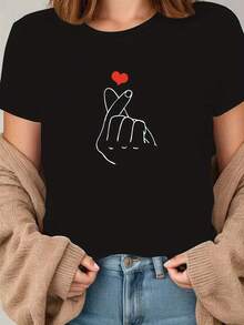 Camiseta Minimalista Negra de Manga Corta para Mujer - Blusa Casual de Verano con Estampado de Corazón y Gesto de Mano, Lavable a Máquina, Adecuada para Atuendos Casuales, Combinaciones y Conjuntos Versátiles - Negro - Ver 7