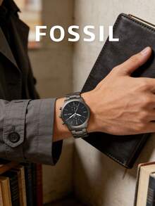 Fossil 男士圆形石英计时腕表，哑光黑色表盘，搭配枪灰色条形时标和两个小表盘，枪灰色离子镀不锈钢表壳，拉丝枪灰色链式表带，简约单色低调都市风格，适合办公及休闲场合，是送给男士的理想礼物。 - 槍灰色 - 查看 2