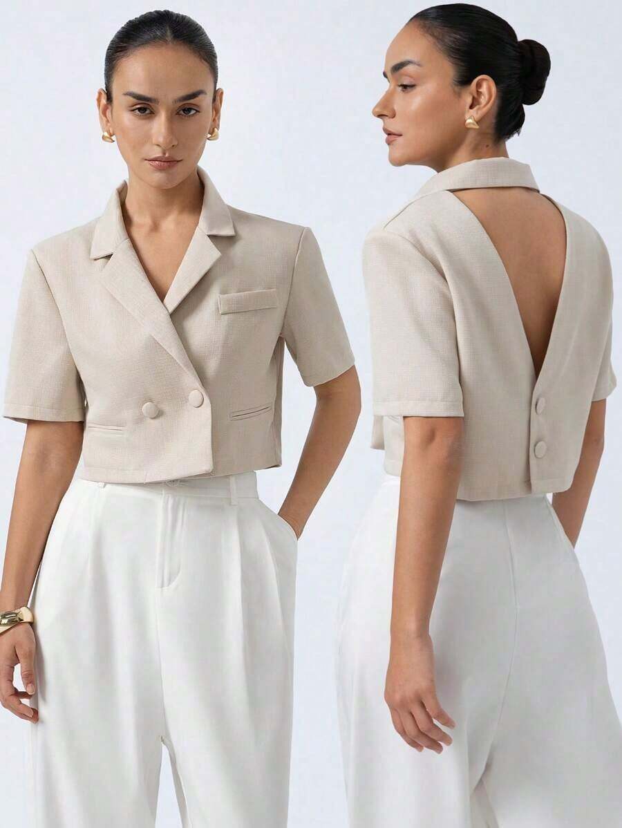 Nueva chaqueta elegante y sofisticada de tela texturizada con cuello de solapa, diseño de espalda cruzada, cintura corta y mangas cortas para estilizar la figura de la mujer - Beis - Ver 1