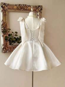 Elegante y lujoso vestido corto de cóctel de línea A con pliegues, tirantes de satén con lazo y lentejuelas en color caqui - Blanco - Ver 2