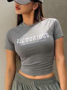 Camiseta de manga corta de verano para mujer, de corte slim, con diseño de manga raglán y estampado de letras, camisetas gráficas de corte crop para mujer - Gris - Ver 1