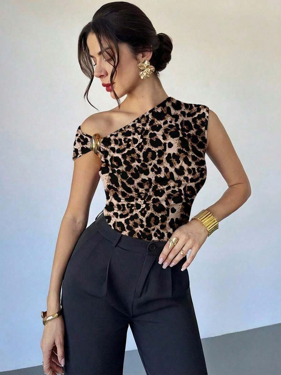 Camiseta asimétrica de hombro con decoración metálica, elegante y casual, adecuada para salir, fiestas y otras ocasiones/Otoño para mujeres/Disfraz de Halloween para mujeres/Camiseta roja de Navidad/Parte superior de fiesta de Año Nuevo/Elegantes - Blanco - Ver 1