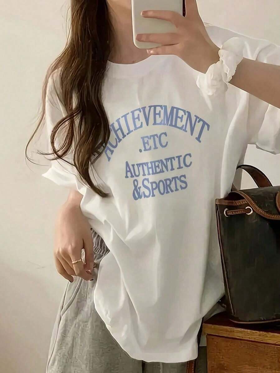 1 Piece Of Women's Oversized Graphic Tee, Featuring "Achievement Authentic & Sports" Print, Casual Loose Fit, Short Sleeves, Crew Neck, Cotton Blend, Retro Athletic Style With Dropped Shoulders, Ideal For Everyday Wear, Campus Outfits And Athleisure, 180g 100% Cotton. - 白色 - 查看 1