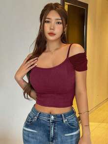 Camiseta ajustada de mujer con hombros abiertos y fruncidos de unicolor elegante, top de verano para salir - Burdeos - Ver 2