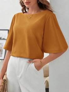 Camiseta elegante y minimalista de mujer con cuello de barco, hombros caídos y mangas cortas, de unicolor - Amarillo Mostaza - Ver 4