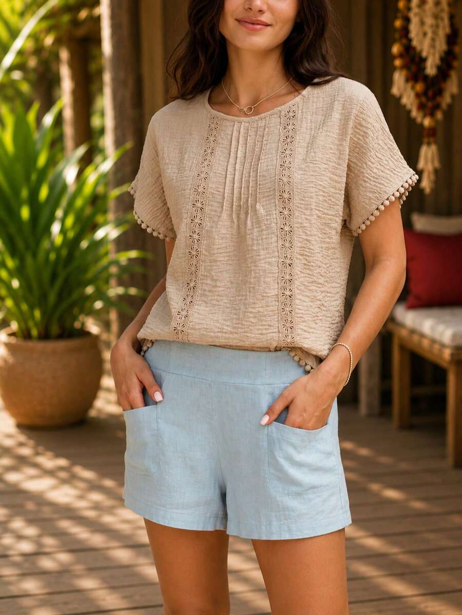 Áo kiểu nữ màu kem thanh lịch với viền ren và điểm nhấn tua rua, tay ngắn, cổ tròn, dáng rộng, hoàn hảo cho mặc hàng ngày, đi làm, đi nghỉ mát, dự tiệc, phong cách đa năng, giản dị, thanh lịch, công sở, trang phục mùa hè.