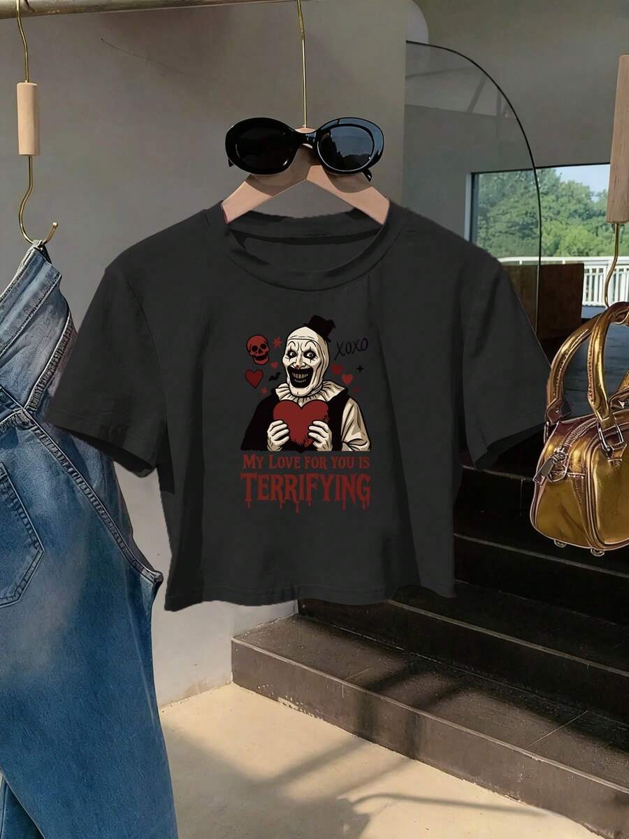 Women's Short Sleeve T-Shirt, Round Neck, Casual Fitted Crop Top Y2K, Modern And Flattering, 100% Polyester, Machine Washable And Easy Care. Casual Design With Lettering, A Clown Holding A Red Heart, And Skulls And Hearts As Embellishments, In A Horror Style. Designer Print - 黑色 - 查看 1
