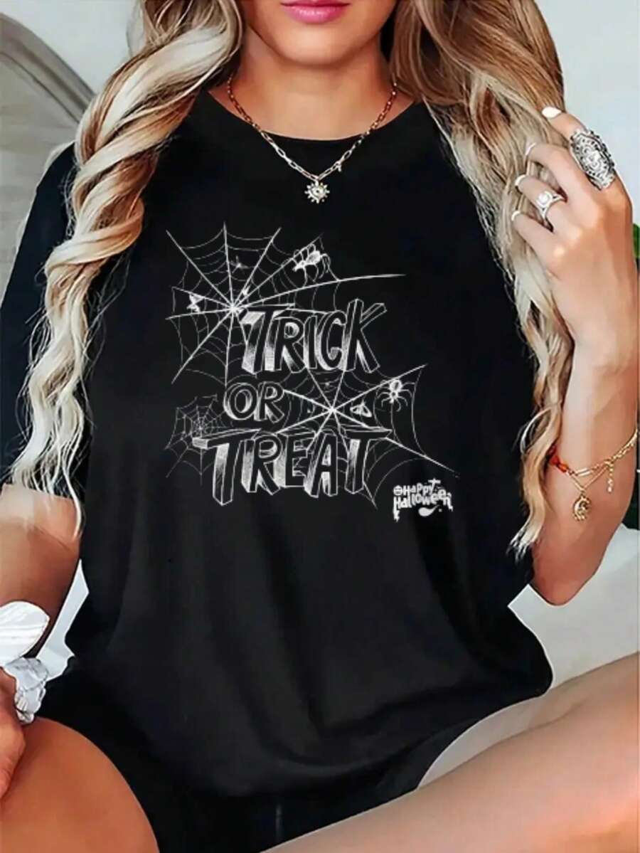 Soft, Breathable, And Lightweight For All-Day Comfort. Women's Short-Sleeve Crew Neck T-Shirt With A Halloween Spiderweb And Candy Design – Bat And Spiderweb Pattern, Suitable For Party Costumes And Casual Wear – Comfortable For All Seasons And Machine Washable. Classic Crew Neck With A Relaxed Fit That Flatters All Body Shapes And Is Easy To Pair With Jeans, Shorts, And Leggings. - 黑色 - 查看 1