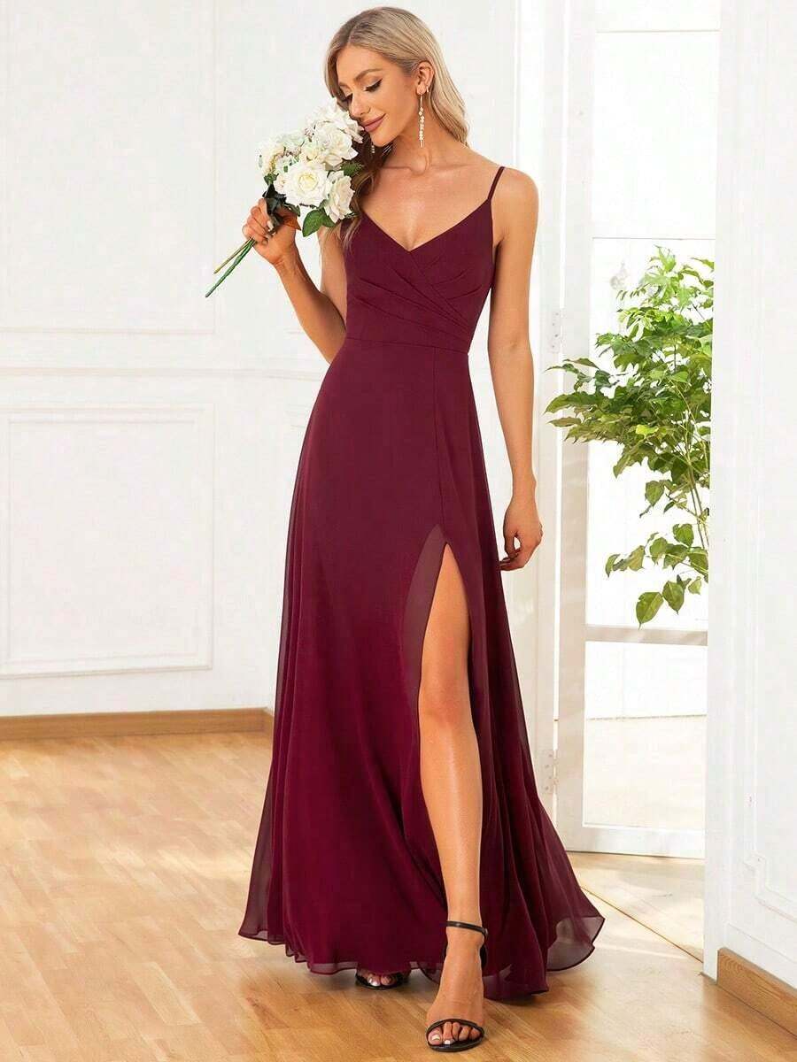 Elegante vestido de noche de unicolor y sexy, vestido de dama de honor con abertura alta y tirantes finos en azul marino, vestido formal para invitados de boda en primavera - Burdeos - Ver 1