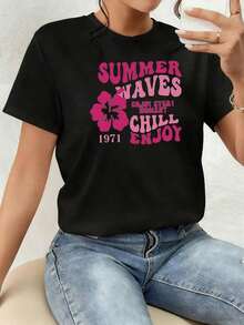 Tropical Flower With The Words "Summer Waves Chill Enjoy 1971" That Convey The Vibrant Energy Of The Sea, Relaxation And The Joy Of Summer, Reminding You To Enjoy Every Moment With A Positive Attitude And Freshness. Women's T-Shirt, 100% Soft And Comfortable Cotton For Sunny Days. Comfortable Clothing. - 黑色 - 查看 1