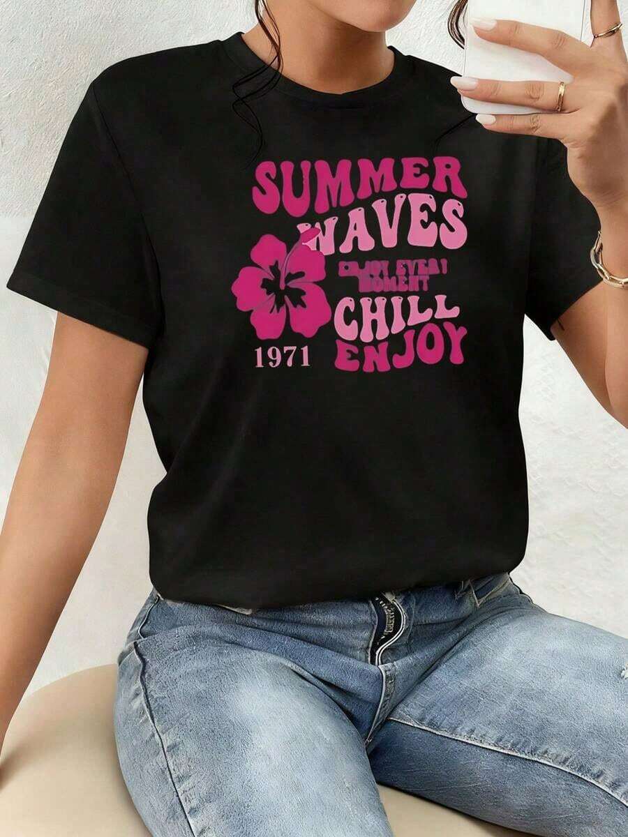 Tropical Flower With The Words "Summer Waves Chill Enjoy 1971" That Convey The Vibrant Energy Of The Sea, Relaxation And The Joy Of Summer, Reminding You To Enjoy Every Moment With A Positive Attitude And Freshness. Women's T-Shirt, 100% Soft And Comfortable Cotton For Sunny Days. Comfortable Clothing. - 黑色 - 查看 1