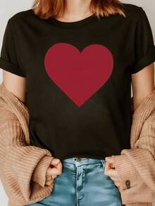 A Large Red Heart Symbolizing The Strength Of Sincere Feelings And Inner Passion, Conveying Positive Energy And Tenderness In Every Glance. A Modern, Casual Women's T-Shirt For Stylish And Comfortable Everyday Wear. - 黑色 - 查看 8