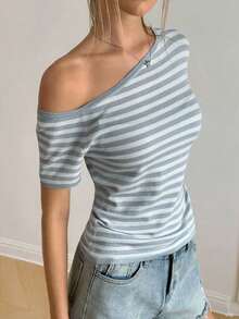 Camiseta elegante de manga corta con hombros descubiertos y rayas, top ajustado y elegante para mujer, nueva llegada de verano - Gris - Ver 1