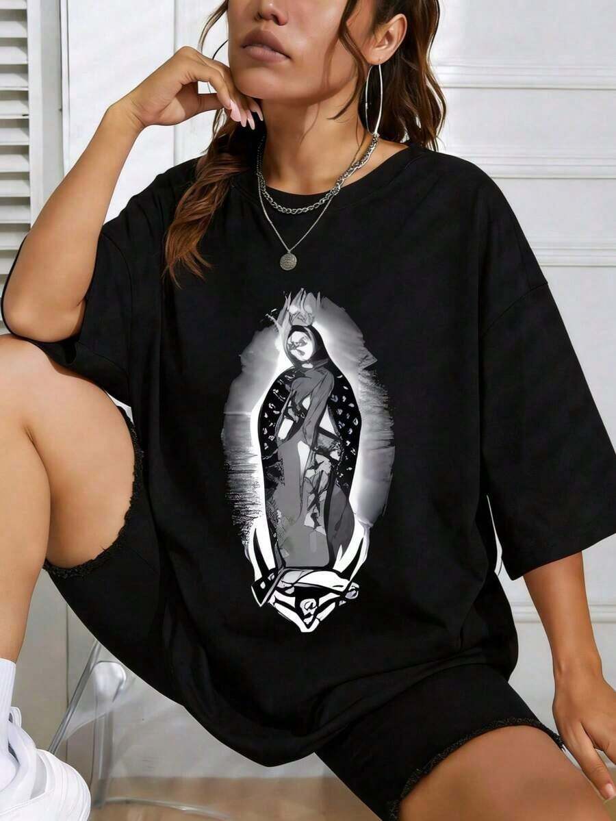 Women's Oversized Cotton T-Shirt With A Graphic Print Of The Virgin Mary. This Casual, Short-Sleeved Summer T-Shirt Is A Great Gift For Her. It Features A Round Neck, A Printed Design, And Is Perfect For Everyday Wear. These T-Shirts Make Excellent Gifts For Friends And Family. They Are 100% Cotton With A Youthful And Fashionable Design. - 黑色 - 查看 1