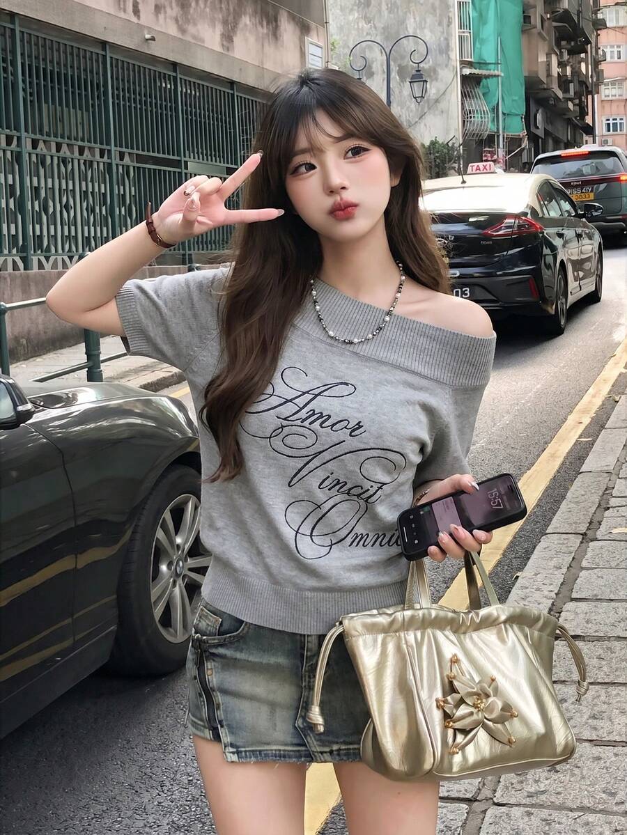 2026夏季新款灰色字母刺繡短袖針織上衣,性感露肩紋理短版上衣,優雅休閒百搭通勤約會,Y2K復古海灘度假派對氛圍針織上衣 - 灰色 - 查看 1