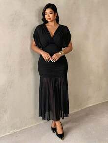 Vestido elegante con cuello en V, manga corta y drapeado para mujer de talla grande - Negro - Ver 5