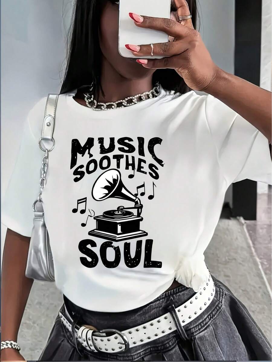 Camiseta Deportiva Casual para Mujer Blanca con Gráfico Negro Music y Accesorios Plateados - Camiseta Elástica de Cuello Redondo, Lavable aáquina, con Ajuste Cómodo para Todas las Estaciones, Perfecta para el Uso Diario y Actividades Informales. - Blanco - Ver 1