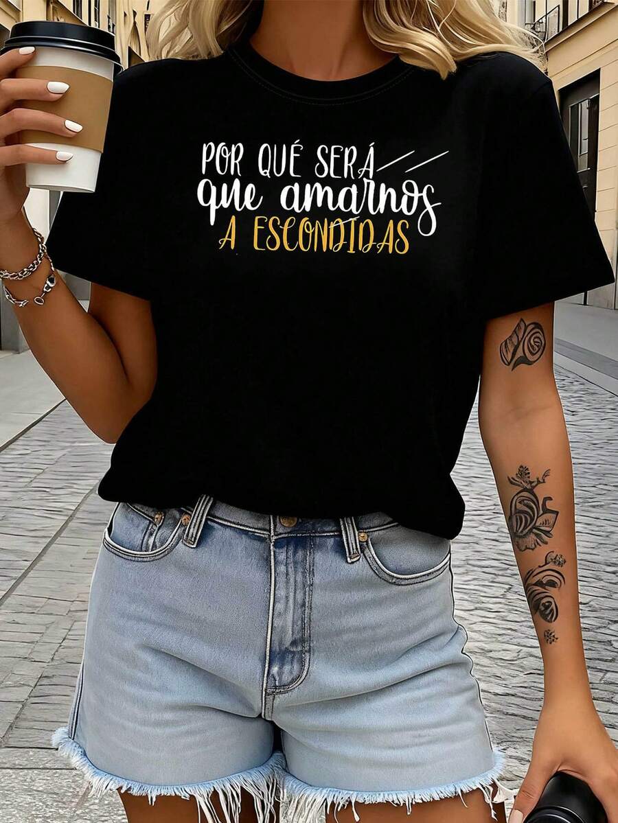 Camiseta de mujer de talla grande estilo curvo con estampado de amor secreto en español "POR QUÉ SERÁ que amarnos A ESCONDIDAS", top romántico y artístico de manga corta para reuniones de parejas, evocando una sensación de ambiente, corte elástico y relajado. - Negro - Ver 1