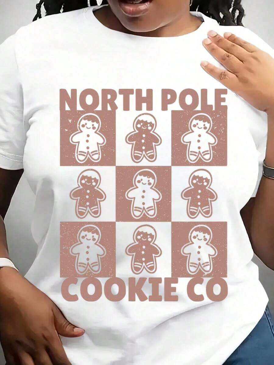 Suave, transpirable y ligera para comodidad durante todo el día. Camiseta navideña North Pole. Camiseta de corte holgado. Cuello redondo clásico con un ajuste relajado que favorece todas las formas del cuerpo y es fácil de combinar con jeans, pantalones cortos y leggings. - Blanco - Ver 1