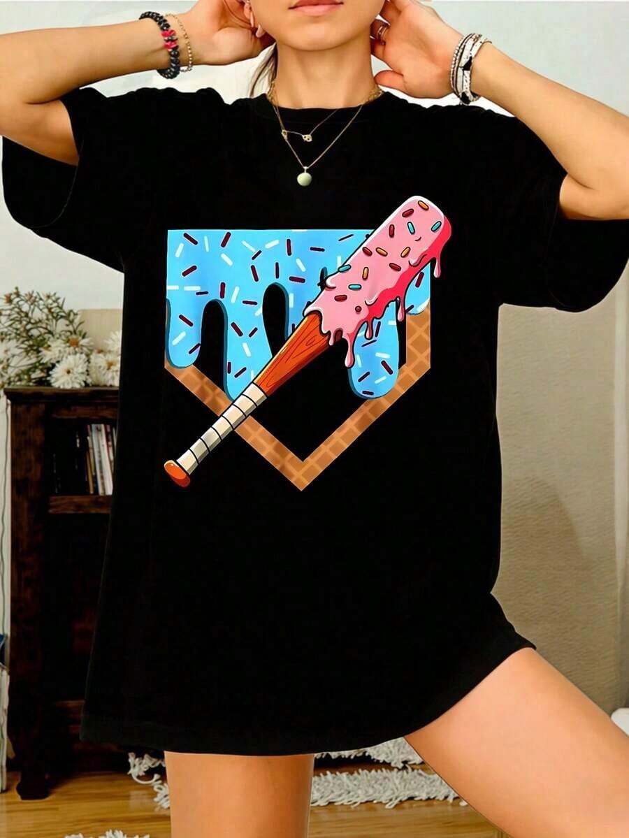 Women's Oversized Graphic Cotton T-Shirt - Baseball Bat And Pink Ice Cream Design, Short Sleeve, Summer Casual, Gift For Her, Crew Neck, Printed, Short Sleeve, Casual For Everyday Wear. Excellent Gifts For Friends And Family. 100% Cotton T-Shirts, Youthful And Modern Design, Casual Blouses For Women. - 黑色 - 查看 1