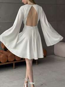 Short French Satin Party Dress With V-Neck, Open Back And Bell Sleeves, Fitted Waist - 白色 - 查看 3