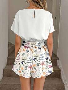 Conjunto de 2 piezas casual y elegante para primavera/verano con blusa de cuello redondo con estampado floral vintage y dobladillo recogido, y shorts con bolsillo con volante en la cintura - Multicolor 4 - Ver 2