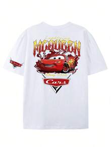 T-shirt Disney pour homme, modèle classique Flash McQueen, avec imprimé graphique. Ce t-shirt arbore l'emblématique voiture de course rouge de la célèbre série animée. Il est doté d'un col rond, de manches courtes et est confectionné en coton doux et respirant. Ce t-shirt blanc au design attrayant présente un imprimé éclatant du personnage légendaire au dos, associé à une typographie et des détails rétro typiques de l'univers Disney. Les imprimés du logo assortis, ornés de motifs automobiles sur la poitrine et les manches, créent un look authentique et harmonieux, idéal au quotidien, pour les loisirs ou les événements à thème. Grâce à son coton de haute qualité, il offre un confort optimal tout au long de la journée et se marie parfaitement avec un jean, un pantalon cargo ou un short pour un style décontracté et ludique qui célèbre la magie de la série Disney et ravira les fans de tous âges. - Blanc - Voir 2