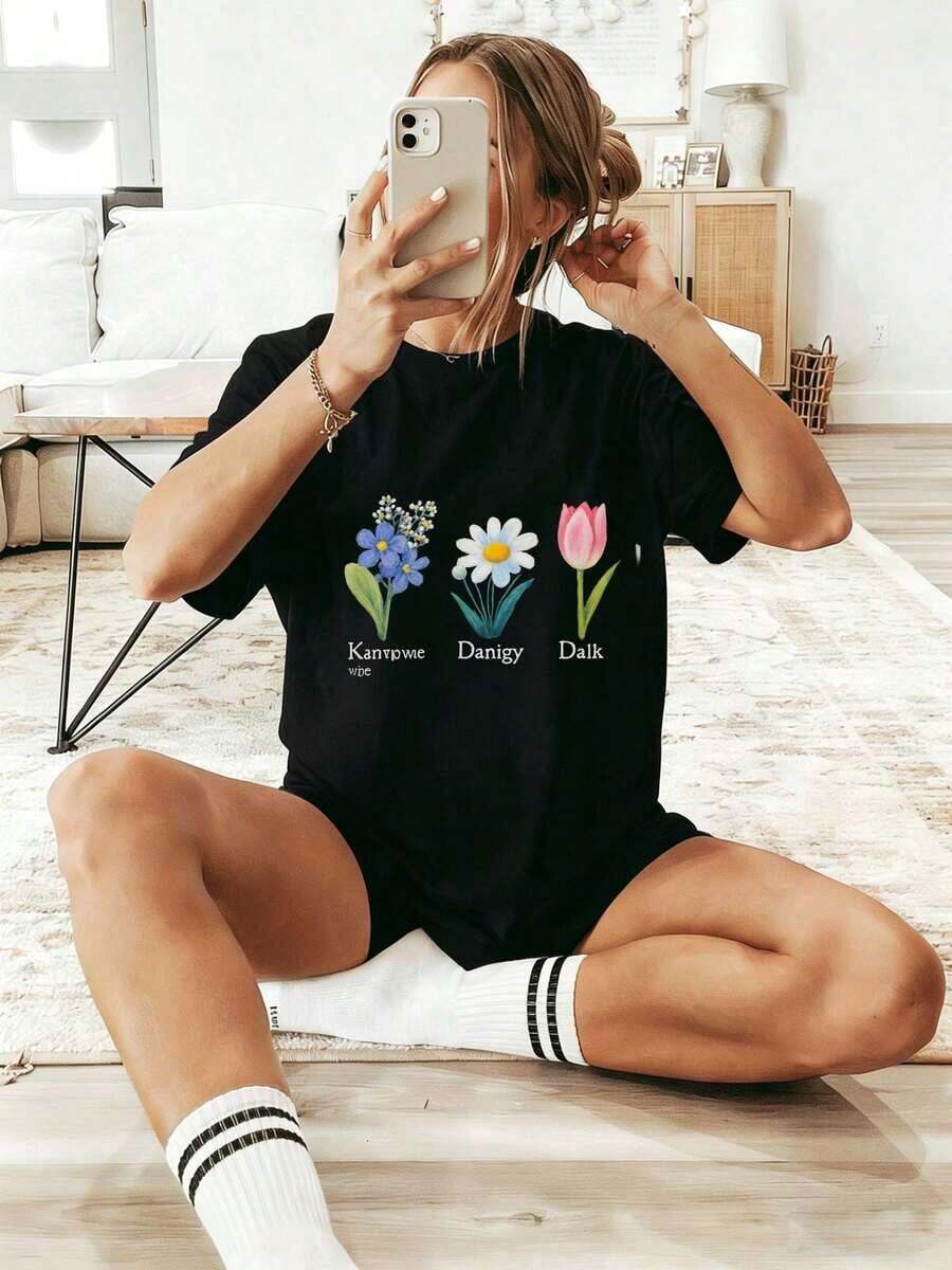 PremiumComfortable Wo White Short Sleeve T-Shirt With Colorful Floral Illustrations - Blue Forget-Me-Not Print, White Daisies, And Pink Tulips. This Relaxed-Fit Summer T-Shirt Pairs Perfectly With Ruffled Hem Shorts. Ideal For Lounging At Home, In The Living Room, Taking Selfies, Vacations, Traveling, And Casual Wear. Great Gift Idea. - 黑色 - 查看 1