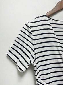 YHHFranclia Nuevo vestido de verano/primavera de estilo vintage con rayas, cuello en V, cintura con torsión, ajuste ceñido, diseño con sentido, estilo casual retro, adecuado para uso diario, ir al trabajo, vacaciones, fiestas y otras ocasionesYHH - Blanco y Negro - Ver 5