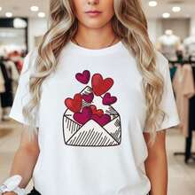 GiftWomen Valentine's Day Heart And Envelope Print Cotton T-Shirt, Casual Short Sleeve Crew Neck T-Shirt, Available Sizes, Love Letter Print T-Shirt For Holiday, Daily Wear, Soft And Comfortable Cotton Blouse, Perfect Gift For Her. - 白色 - 查看 1
