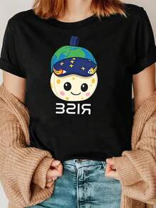 An Anthropomorphic Moon With A Round Face, Spots, Blush, And A Smile, Printed On A Soft And Cute T-Shirt - Women's Casual Short-Sleeved Crew Neck T-Shirt, Made Of Soft Polyester, Loose Fit, A Fashion Essential For Spring And Summer - High Quality For Summer. - 黑色 - 查看 1