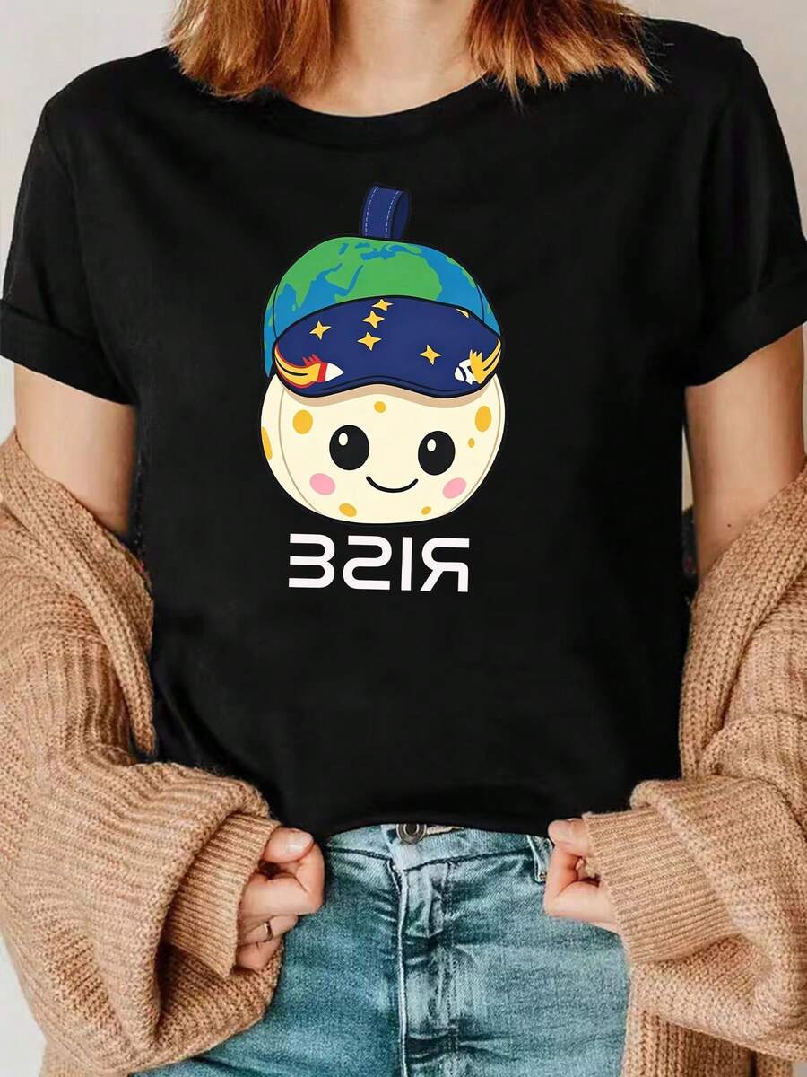 An Anthropomorphic Moon With A Round Face, Spots, Blush, And A Smile, Printed On A Soft And Cute T-Shirt - Women's Casual Short-Sleeved Crew Neck T-Shirt, Made Of Soft Polyester, Loose Fit, A Fashion Essential For Spring And Summer - High Quality For Summer. - 黑色 - 查看 1