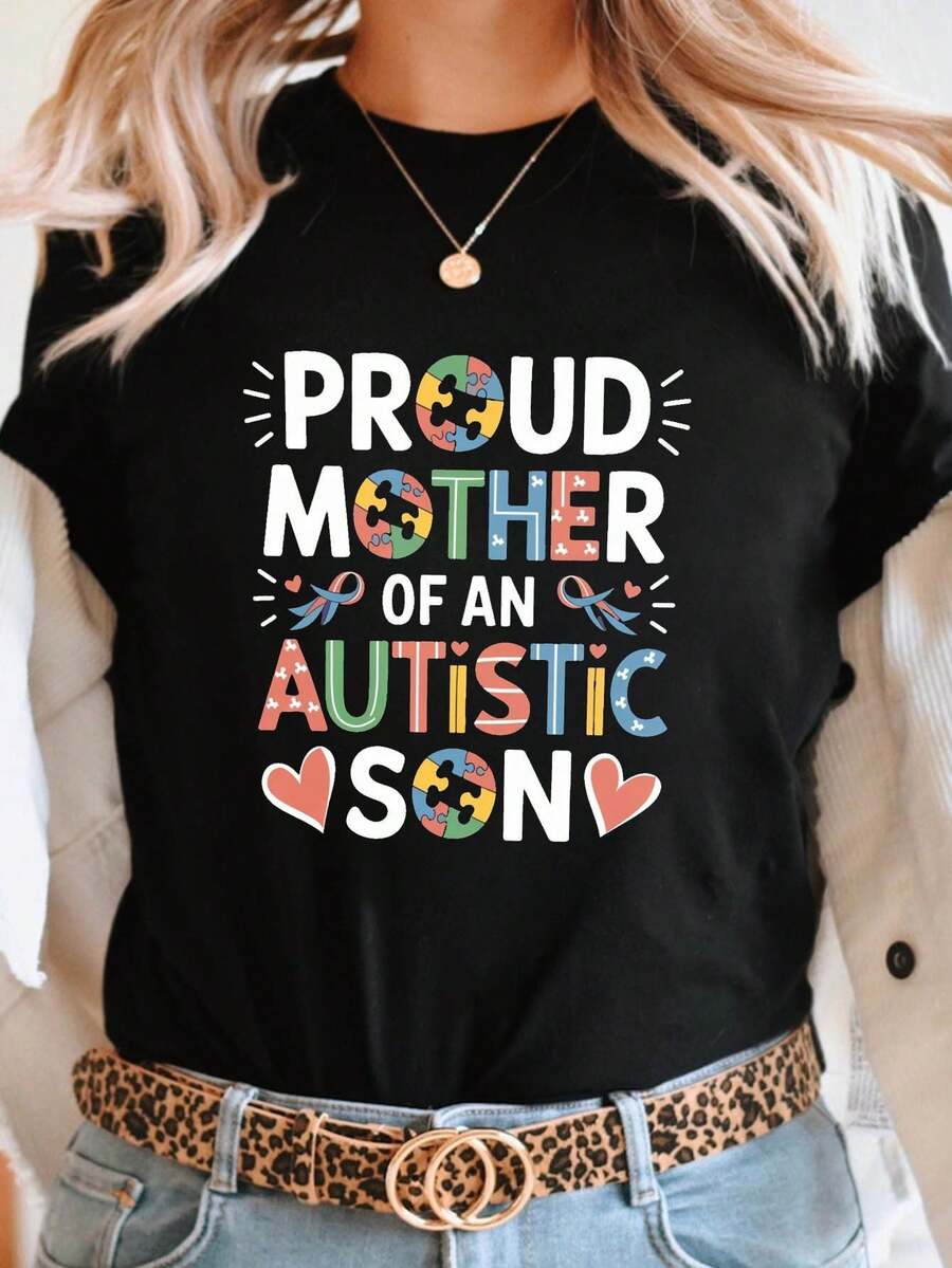 Warm Maternal Love, Mother Of An Autistic Child. "PROUD MOTHER OF AN AUTISTIC CHILD" Printed With Puzzle Pieces, Ribbons, And Hearts. Modern And Casual Women's Crew Neck T-Shirt For Spring/Summer, Ideal For Everyday Wear. - 黑色 - 查看 1