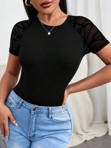 Camiseta gráfica para mujeres con mangas raglán de malla geométrica con contraste - Negro - Ver 3