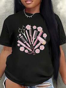 Soft, Breathable, And Lightweight For All-Day Comfort. This Lightweight Yet Durable Tee, Featuring A Pink Hair Accessory Design, Is Perfect For Everyday Wear And An Ideal Choice For Salon Professionals And Beauty Enthusiasts. It Offers A Comfortable Fit, Suitable For Both Home And Work. The Classic Crew Neck With A Relaxed Cut Flatters All Body Shapes And Is Easy To Pair With Jeans, Shorts, And Leggings. - 黑色 - 查看 3