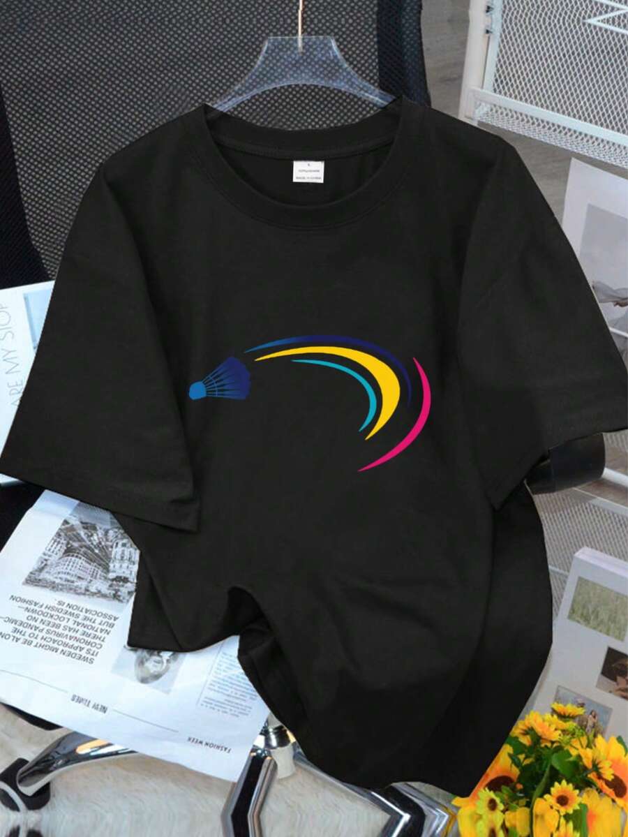 This Women's Bohemian-Style Shirt, Style 002, Features A Heat-Transfer Design, Along With A Mysterious Watercolor Blouse. The Black Tee Showcases A Striking Badminton Ball Design Adorned With A Vibrant Bow. - 黑色 - 查看 1